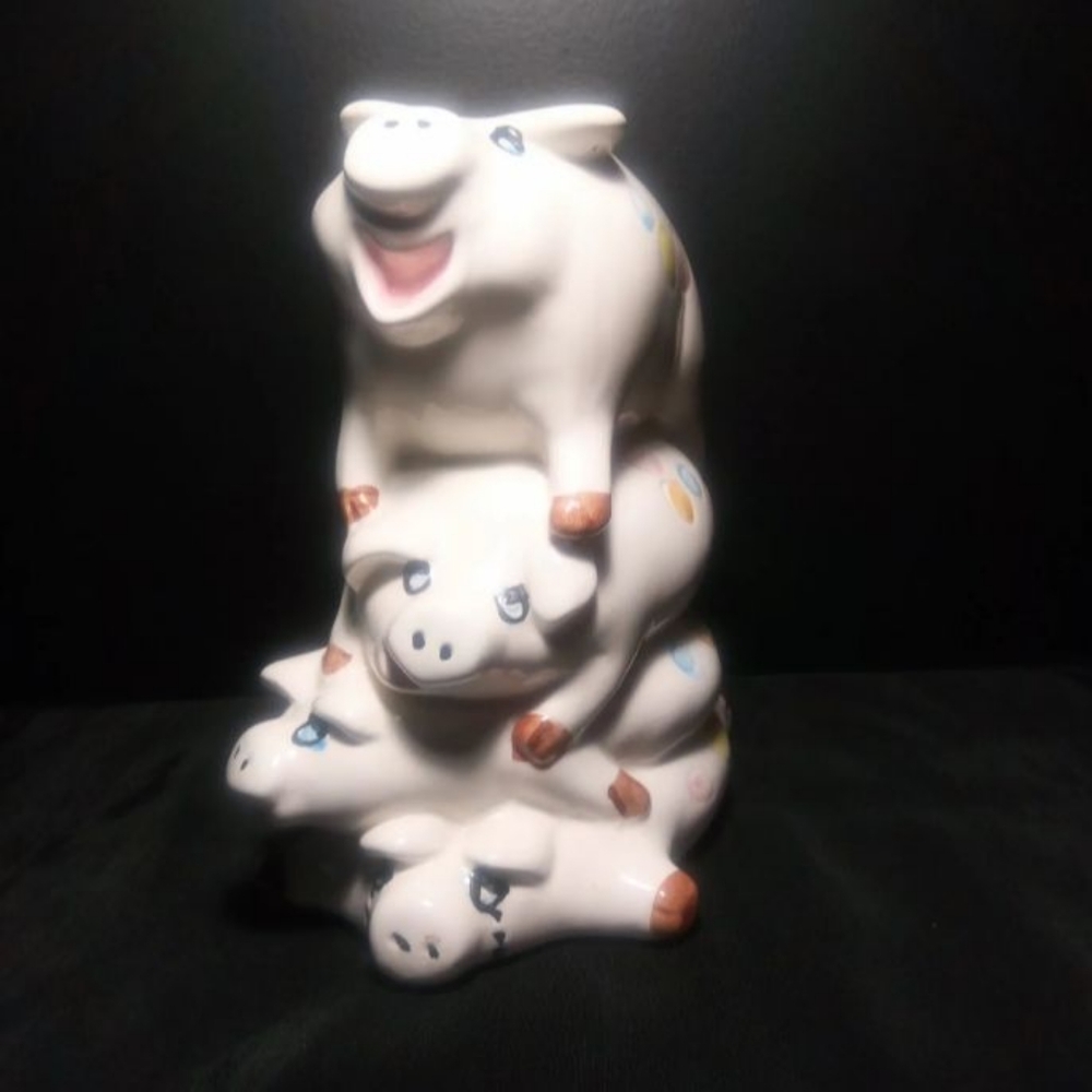 4 stacked polka dot pigs, coin Bank.